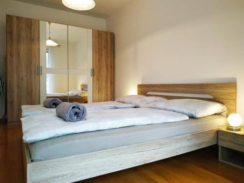 梅拉诺Appartment Trojer的一间卧室配有一张大床和毛巾
