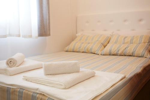 克桑西LUXURY STUDIO in Xanthi的床上有两条毛巾