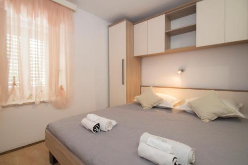 科尔丘拉Guest House Holiday的一间卧室配有一张大床和毛巾