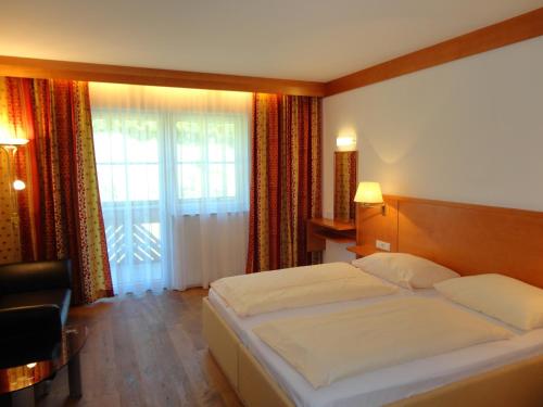 林茨士多金格商务酒店的酒店客房设有床和窗户。