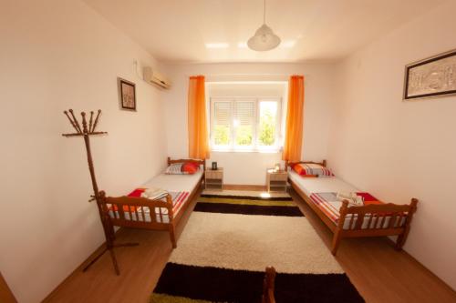 莫斯塔尔Hostel -Sema的客房设有两张床和窗户。