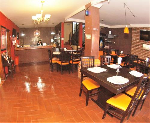 马萨米特拉皇家德拉谢拉酒店的一间带桌椅的餐厅和酒吧