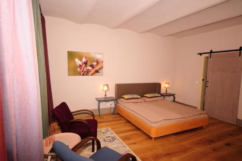 弗思Landhaus-furth8的卧室配有一张床和一张桌子及椅子