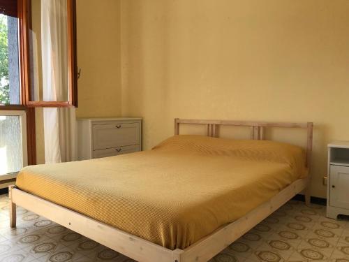 坎波马里诺Appartamento Ciclamini的一间卧室设有一张床和一个窗口