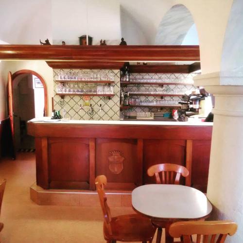 埃伦豪森Zur goldenen Krone的厨房配有桌椅和柜台。