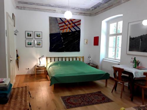 斯皮茨Haus zum Prater的一间卧室配有一张绿色的床和一张桌子