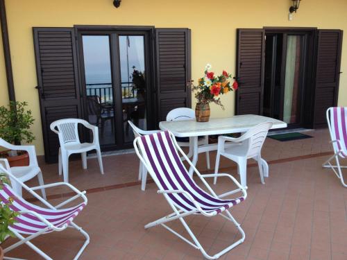 阿格罗波利安科拉住宿加早餐旅馆的庭院里设有桌椅。