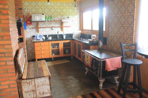 乌鲁比西Casa da Montanha的厨房配有老式炉灶