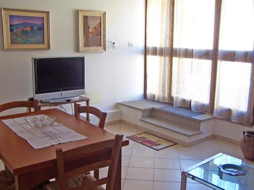奥里斯塔诺Casa Liliana的客厅配有桌子和电视