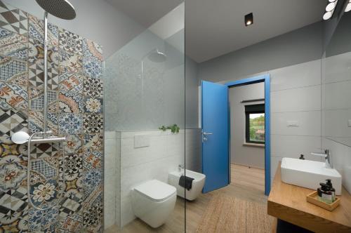 沃德年Villa 45的浴室配有卫生间、盥洗盆和淋浴。