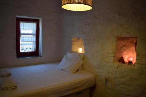 基斯诺斯Verantaki的一间卧室配有一张带两个灯的床