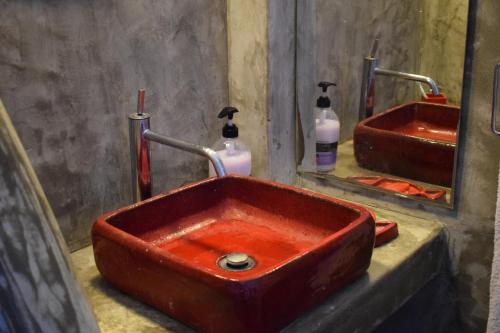 基斯诺斯Verantaki的浴室里的一个红色水槽,配有两面镜子