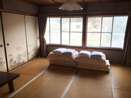 FukiGuesthouse Fuki Juku的一张位于带大窗户的房间内的床铺