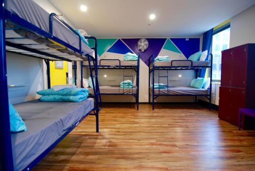 Flinders Backpackers客房内的一张或多张双层床