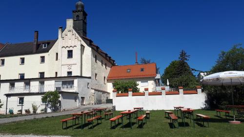 Schloss Weichs zu Regensburg mit 1-2Schlafzimmer Parkplatz Internet 60qm Zentrum picture 1