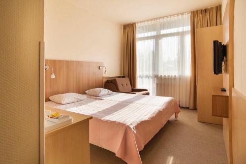 梅尔诺Eden Resort & Spa的酒店客房设有床和窗户。