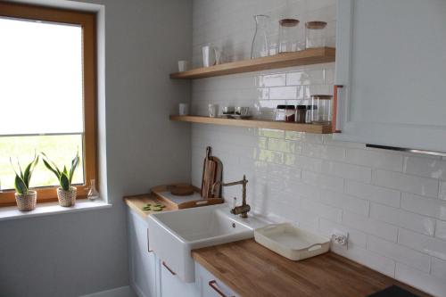 GronkówMonsieur Henri的一个带水槽和窗户的小厨房