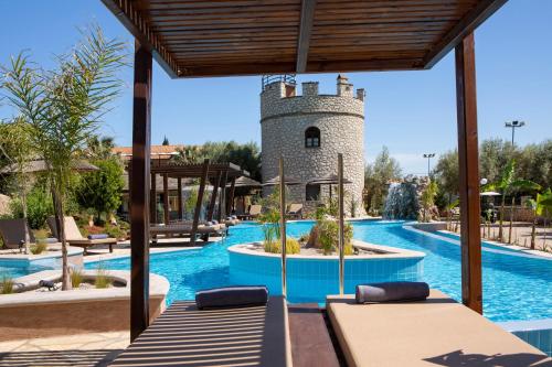 雷夫卡达镇Villa Elia Resort的塔楼的度假村的游泳池