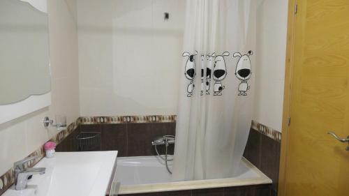 塞埃Piso Leo 1的一间带白色淋浴帘的浴室