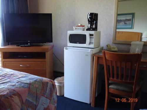 坎卢普斯好客酒店的电视旁冰箱上的微波炉