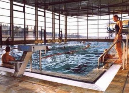 居斯特罗卡蒙兹别墅潘森酒店的一座大型游泳池,其中有2人