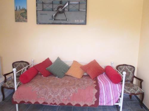 阿西西Relais"LA CAPPUCCINA" Rooms&Apartments的一张床上有色彩缤纷的枕头