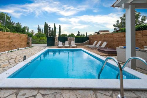 Ninos Corfu villas(villa George)内部或周边的泳池