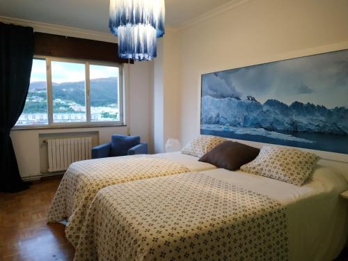 比韦罗Piso con excelentes vistas的卧室配有一张床,墙上挂着一幅大画