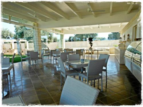 托雷坎内马塞里亚托雷德迪亚曼特乡村民宿的庭院内的餐厅,配有桌椅