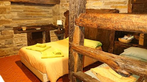 San RománCasa O´Crego的小木屋内一间卧室配有两张双层床