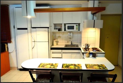 加拉加斯Confortable apto tipo Suite/ Turismo Relax的小厨房配有桌椅