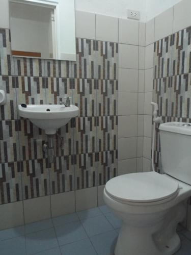 Sablayan古斯塔夫广场银滩潜水度假酒店的一间带卫生间和水槽的浴室