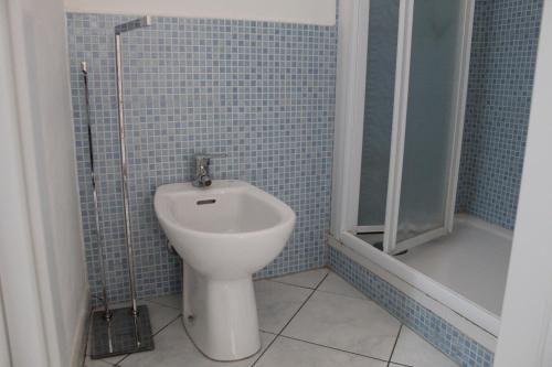 切法卢Cortile Maggiore Home的浴室配有卫生间、淋浴和盥洗盆。