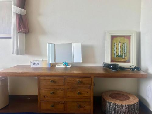 直岛町直岛背包客旅馆的一张木制桌子和上面的电话