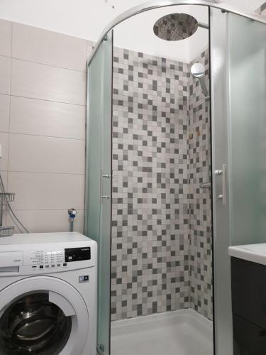 波弗加纳Apartmani Bura的一间带洗衣机和淋浴的浴室