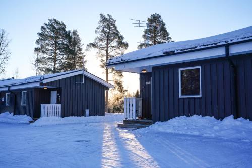 ÅsarneÅsarna Skicenter的几栋地面上积雪的建筑