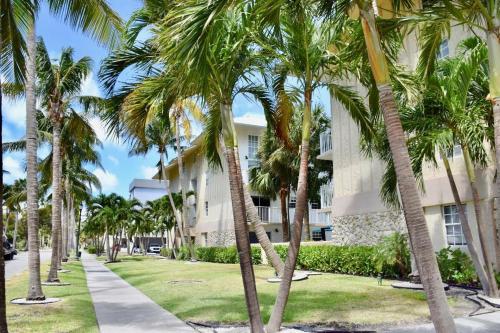迈阿密Suites at Coral Resorts的楼前一排棕榈树