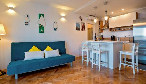 科米扎Casa Katalina的带沙发的客厅和厨房