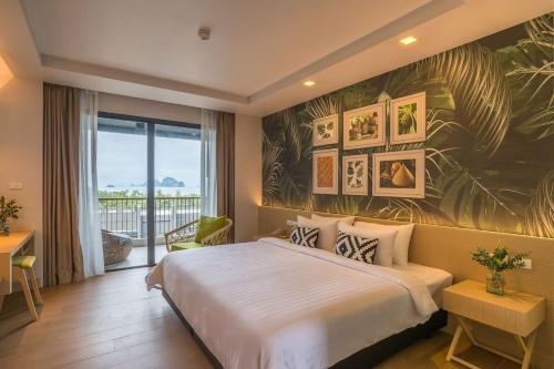 奥南海滩Panan Krabi Resort - SHA Extra Plus的酒店客房设有一张床和一个阳台。