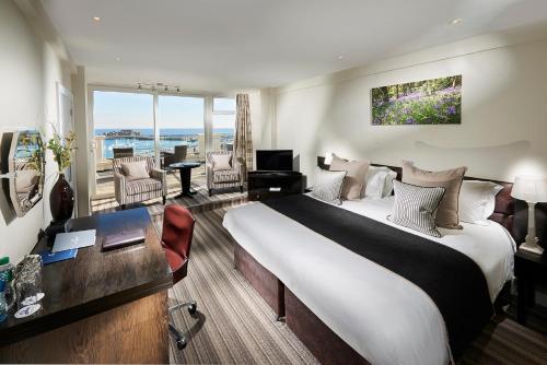 圣彼得港巡防舰酒店的酒店客房设有一张大床和一张书桌。