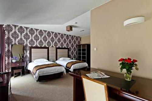 康斯坦钦-耶焦尔纳博罗威那酒店的酒店客房配有两张床和一张书桌