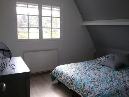 SeigyAu Nid Douillet的一间卧室设有一张床和一个窗口