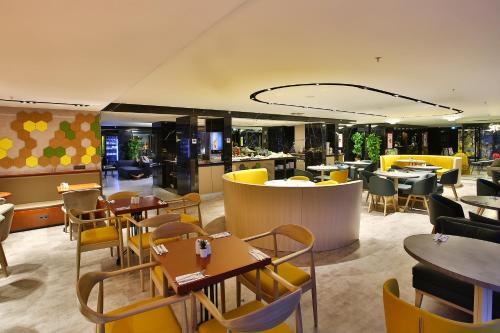 伊斯坦布尔伊斯坦布尔博蒙蒂宜必思尚品酒店的一间带桌椅的餐厅和一间酒吧