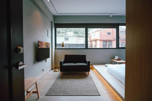 基隆粼鸟旅宿的一间卧室配有椅子、床和窗户