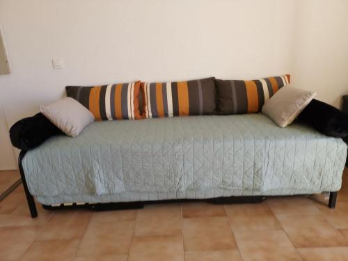 卡尔热斯Colocha的客厅配有带枕头的沙发。