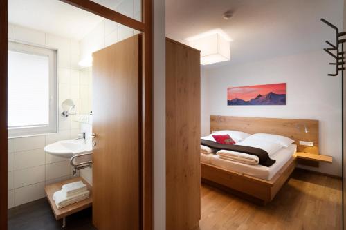 东蒂罗尔地区马特赖阿尔卑斯玛特雷公寓的一间卧室配有床、水槽和镜子