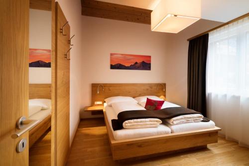 东蒂罗尔地区马特赖阿尔卑斯玛特雷公寓的一间小卧室,配有床和窗户