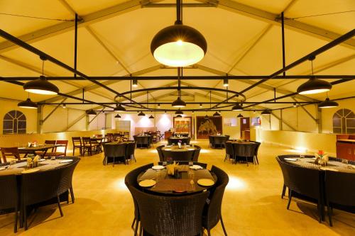 根尼亚古马里Annai Resorts & Spa的帐篷内带桌椅的餐厅