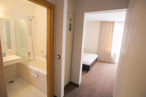 百乐费利克斯国际酒店的带浴缸、水槽和淋浴的浴室