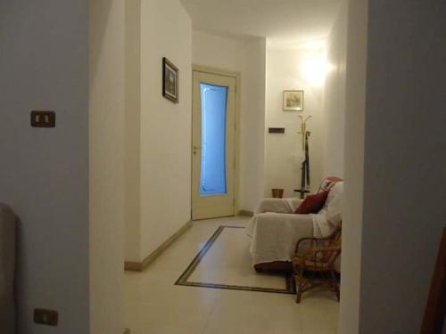 阿奇雷亚莱Casa delle Aci的带沙发和蓝色门的客厅